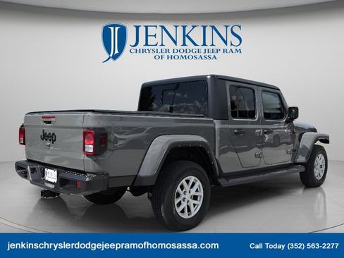 Used 2023 Jeep Gladiator Sport AWD/4WD image 4