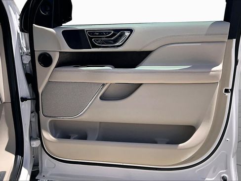 Used 2019 Lincoln Navigator Select w/ Technology Package AWD/4WD image 21