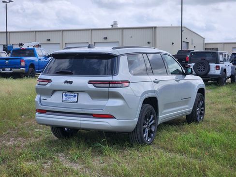 New 2026 Jeep Grand Cherokee L Limited AWD/4WD image 4