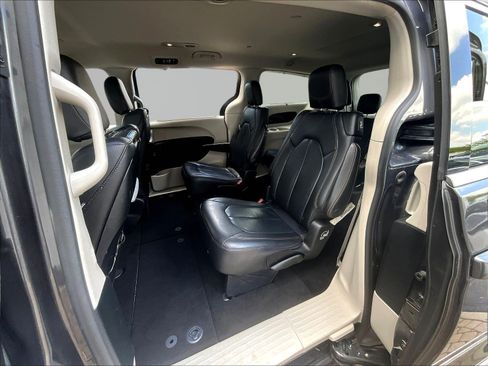 Used 2018 Chrysler Pacifica Touring-L Plus FWD image 22