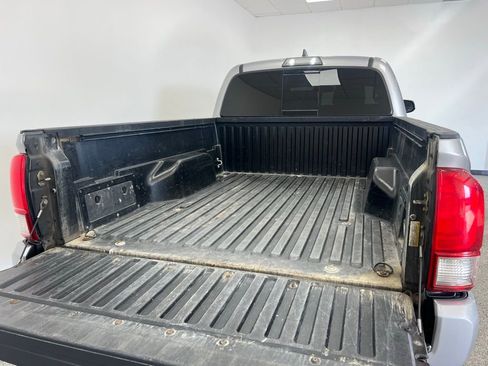 Used 2017 Toyota Tacoma TRD Sport image 7