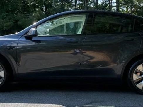 Used 2024 Tesla Model Y Long Range RWD image 4