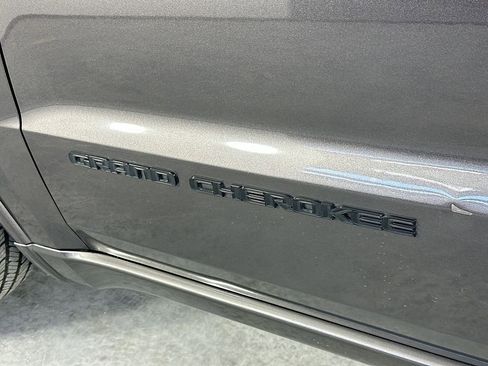 Used 2020 Jeep Grand Cherokee Altitude image 28