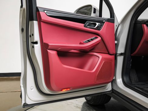 Used 2023 Porsche Macan Turbo image 50