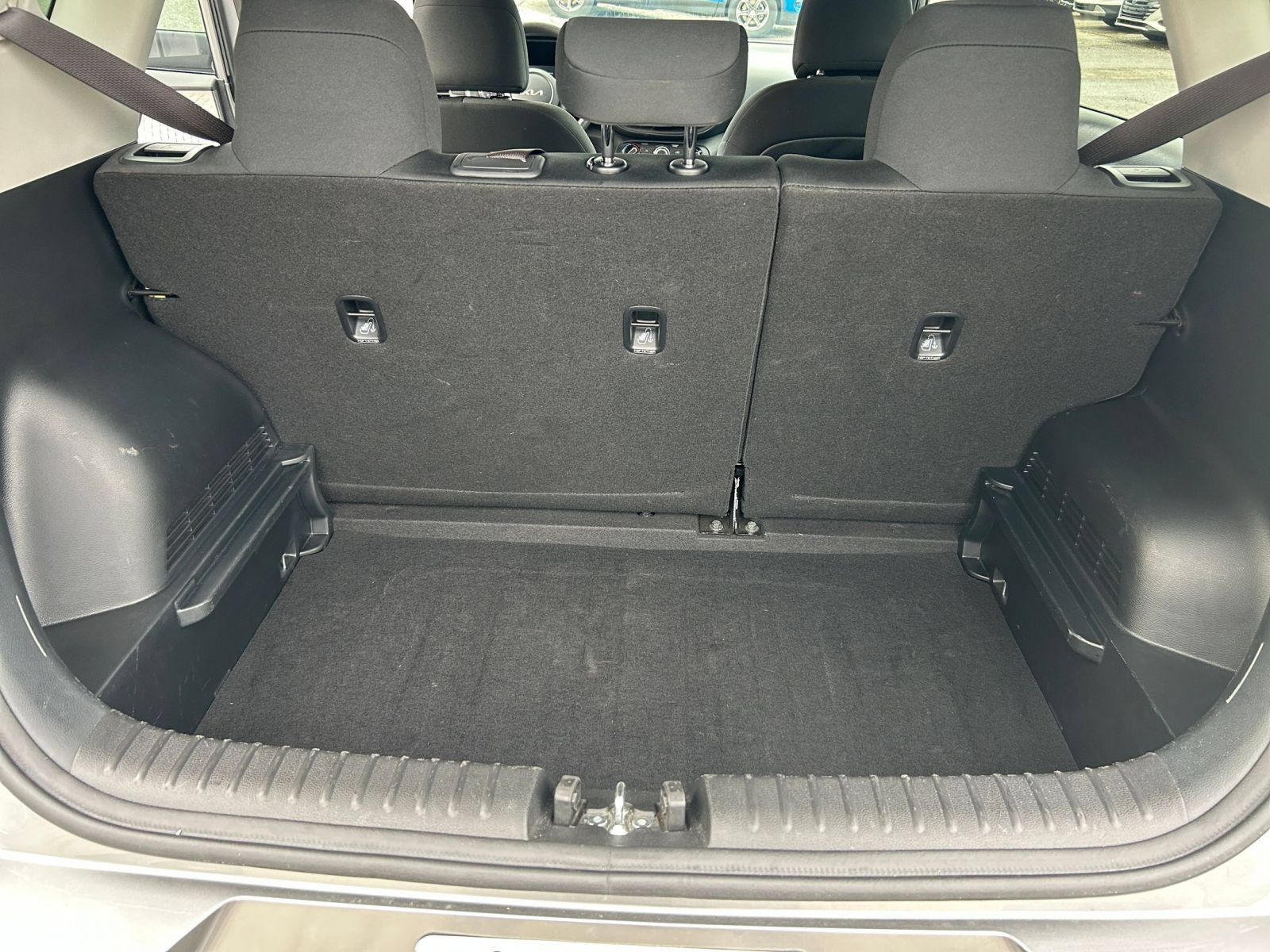 Used 2025 Kia Soul LX w/ LX Technology Package FWD image 25