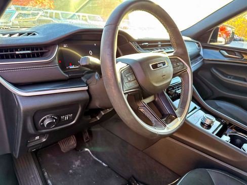 Used 2023 Jeep Grand Cherokee Altitude image 9