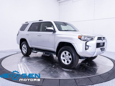 Used 2020 Toyota 4Runner SR5 AWD/4WD image 2