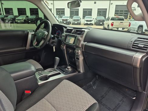 Used 2017 Toyota 4Runner SR5 AWD/4WD image 28