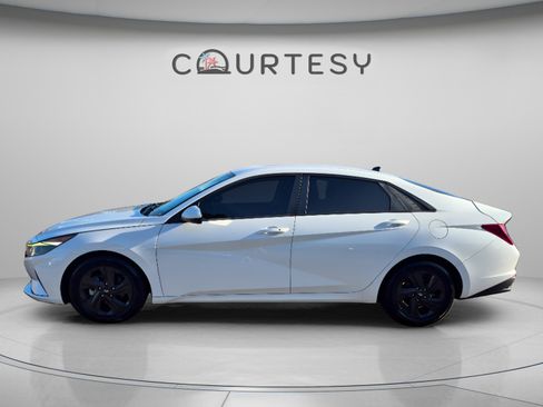 Used 2021 Hyundai Elantra SEL w/ Convenience Package FWD image 2