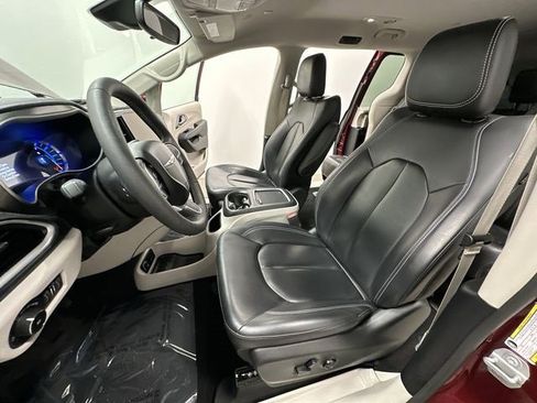 Used 2023 Chrysler Pacifica Touring-L image 17