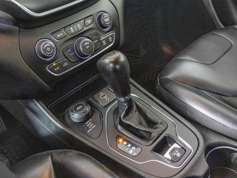 Used 2019 Jeep Cherokee Latitude Plus w/ Cold Weather Group image 27