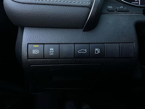 Used 2018 Toyota Camry SE image 19