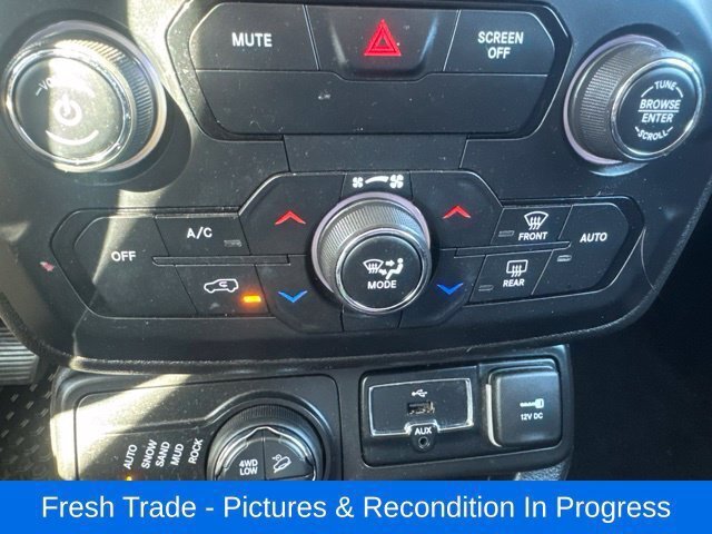 Used 2018 Jeep Renegade Trailhawk AWD/4WD image 16
