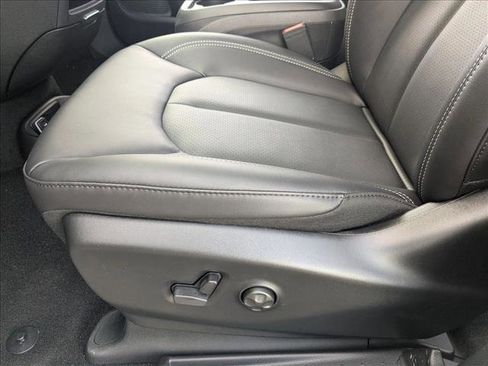 New 2026 Chrysler Pacifica Select image 4