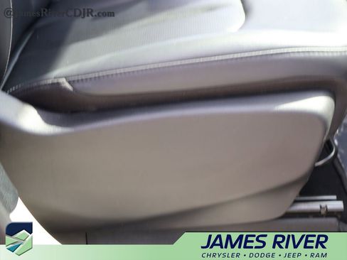 Used 2024 Chrysler Pacifica Touring-L FWD image 10