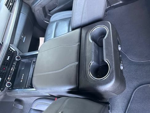 Used 2025 Chevrolet Suburban Z71 AWD/4WD image 26