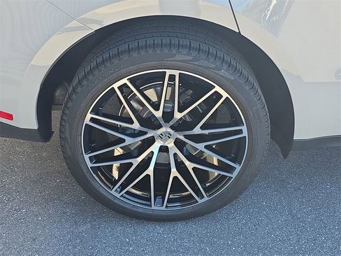 Certified 2025 Porsche Macan image 14