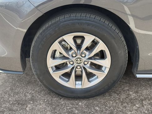 Used 2025 Toyota Sienna XLE image 15