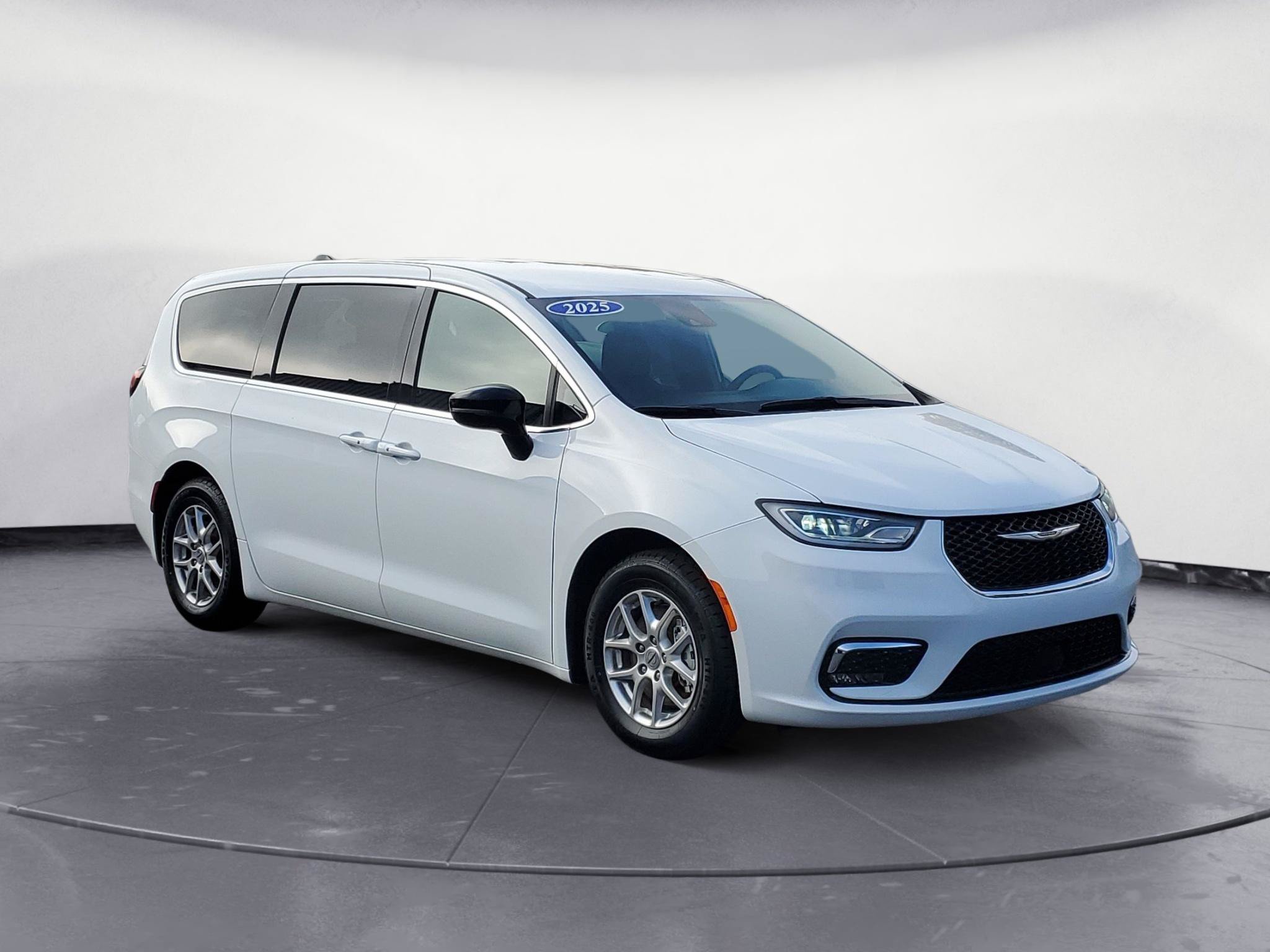 Used 2025 Chrysler Pacifica Select FWD image 2