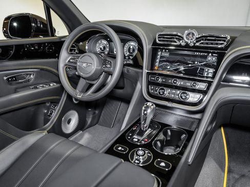 Used 2025 Bentley Bentayga image 29
