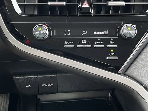 Used 2021 Toyota Camry SE w/ Cold Weather Package image 18