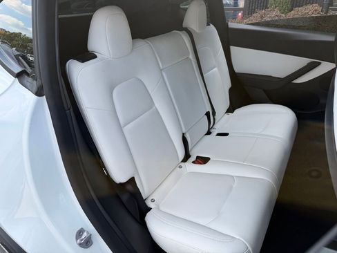 Used 2022 Tesla Model Y Long Range image 39