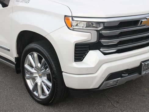 Used 2025 Chevrolet Silverado 1500 High Country AWD/4WD image 9
