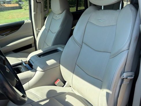 Used 2020 Cadillac Escalade Luxury AWD/4WD image 16