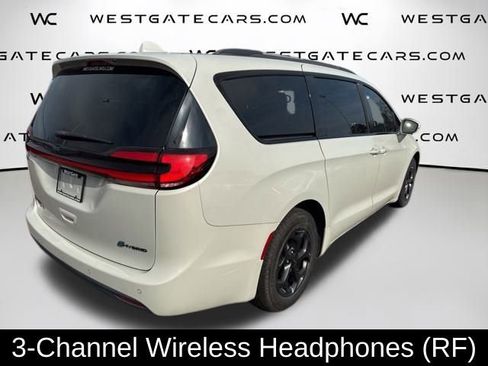 Used 2021 Chrysler Pacifica Touring w/ Uconnect Theater Family Group image 8