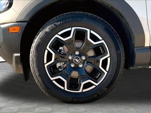 Certified 2025 Ford Bronco Sport Outer Banks w/ Outer Banks Tech Package+ AWD/4WD image 9