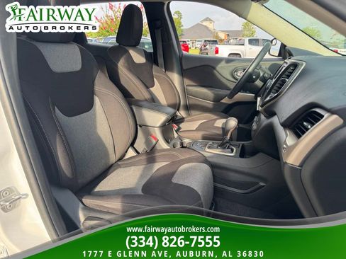 Used 2017 Jeep Cherokee Sport FWD image 12
