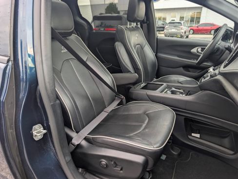 Used 2025 Chrysler Pacifica Limited FWD image 36