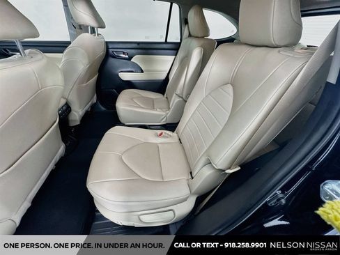 Used 2024 Toyota Highlander XLE FWD image 24