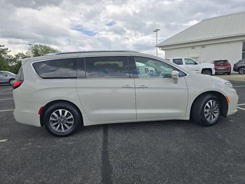 Used 2021 Chrysler Pacifica Touring-L w/ Uconnect Theater Family Group FWD image 21