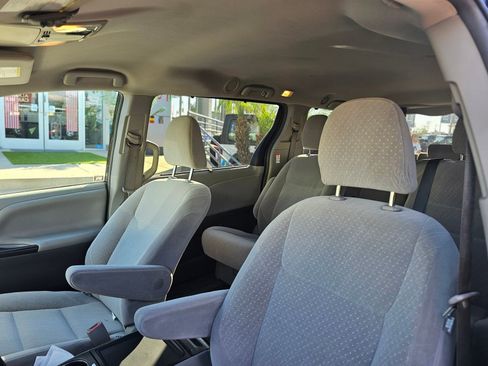 Used 2018 Toyota Sienna LE w/ Carpet Mat Package FWD image 18