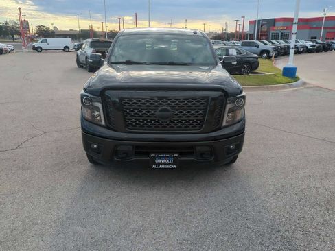 Used 2018 Nissan Titan SV w/ SV Convenience Package image 3