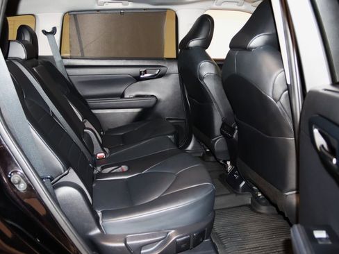 Used 2021 Toyota Highlander XLE image 61