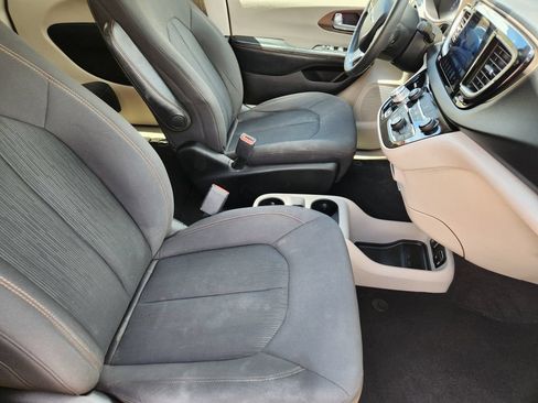 Used 2017 Chrysler Pacifica Touring w/ Tire & Wheel Group FWD image 13
