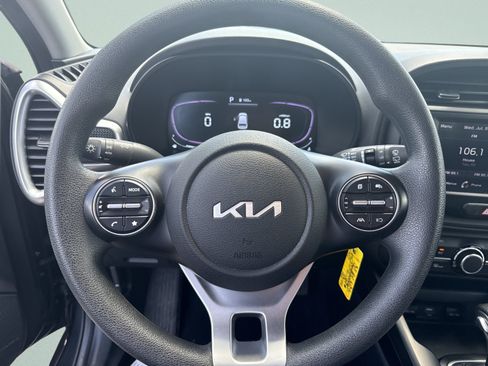 Used 2025 Kia Soul LX w/ LX Technology Package FWD image 12