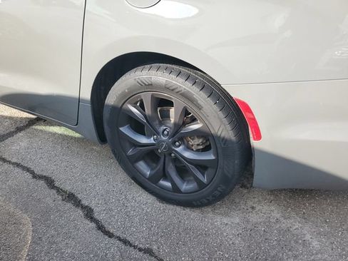 Certified 2020 Chrysler Pacifica Touring-L w/ S Appearance Package FWD image 8