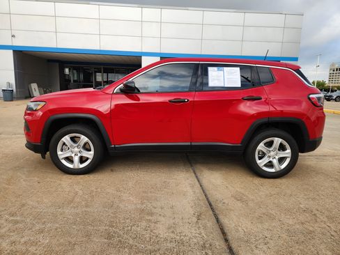 Used 2024 Jeep Compass Sport image 5