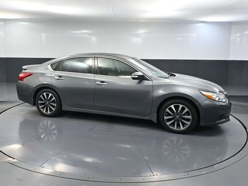 Used 2016 Nissan Altima 2.5 SL w/ Moonroof Package FWD image 3