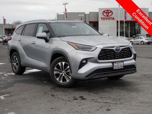 Certified 2023 Toyota Highlander XLE image 2