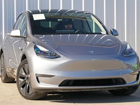 Used 2025 Tesla Model Y Long Range image 4