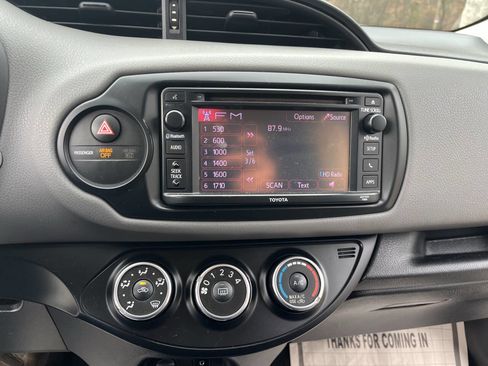 Used 2015 Toyota Yaris L image 18