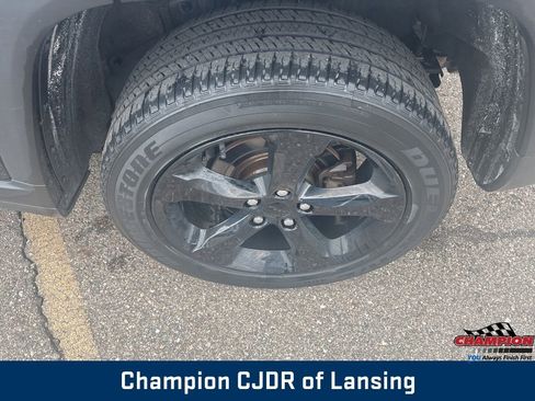 Used 2022 Jeep Grand Cherokee Altitude AWD/4WD image 32
