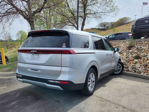 Used 2022 Kia Carnival LX image 5