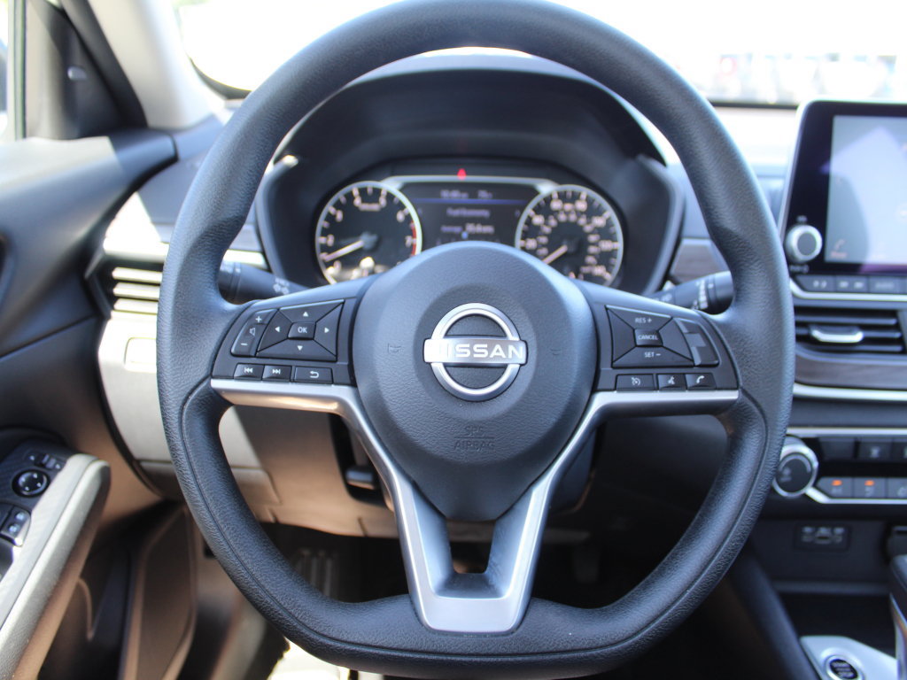 Used 2025 Nissan Altima 2.5 SV AWD/4WD image 16