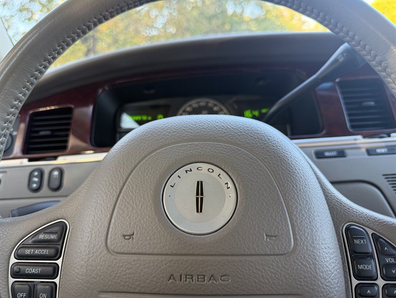 Used 2004 Lincoln Town Car Signature RWD image 13