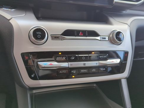 Used 2022 Ford Explorer XLT w/ Equipment Group 202A image 23